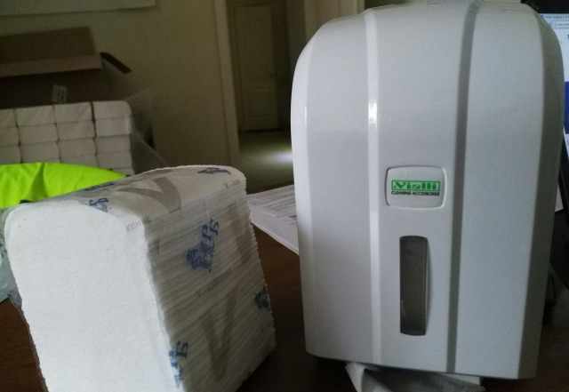 Диспенсер для листовой туалетной бумаги
