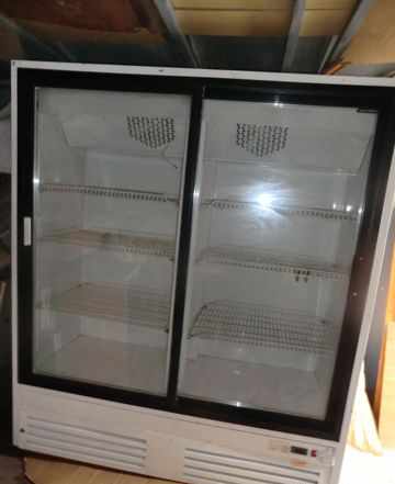 Продаются холодильники витринный и Зил