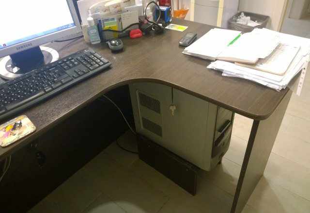Офисная мебель 2 стола и шкаф