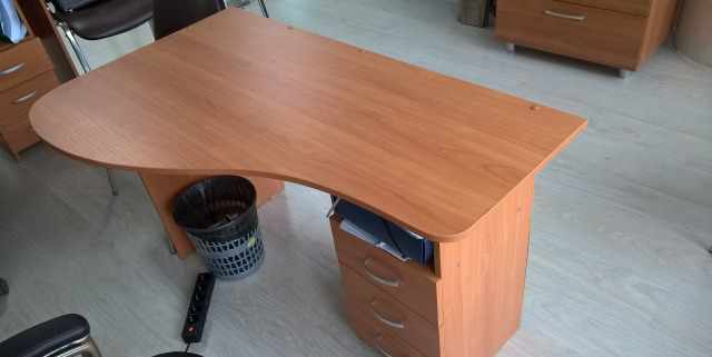 Мебель в офис (шкаф, столы)