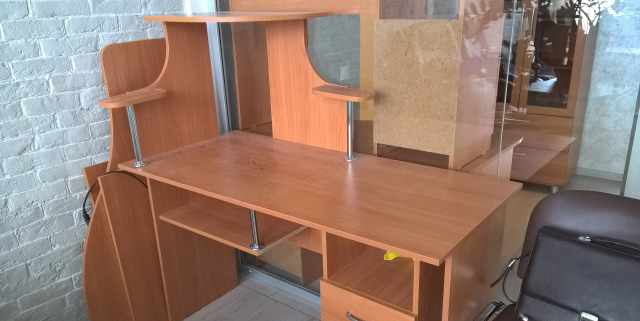 Мебель в офис (шкаф, столы)