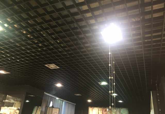 Потолок Грильято 70кв.м. со светильниками
