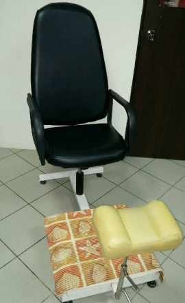 Педикюрное кресло с подставкой под ванночку и ног