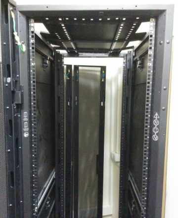 Серверный шкаф APC NetShelter 42U