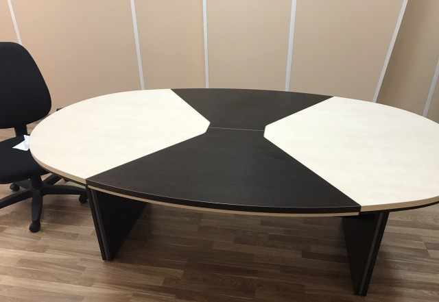 Дизайнерский стол в переговорную