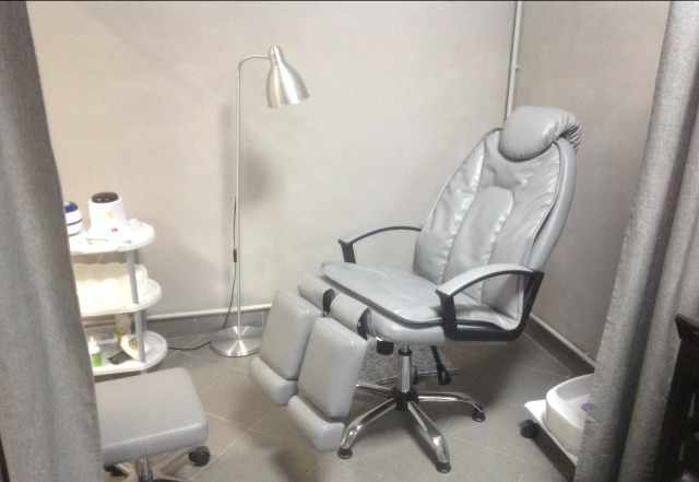 Педикюрное и парикмахерское кресла
