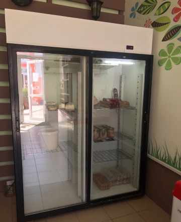  морозильную витрину и холодильный шкаф