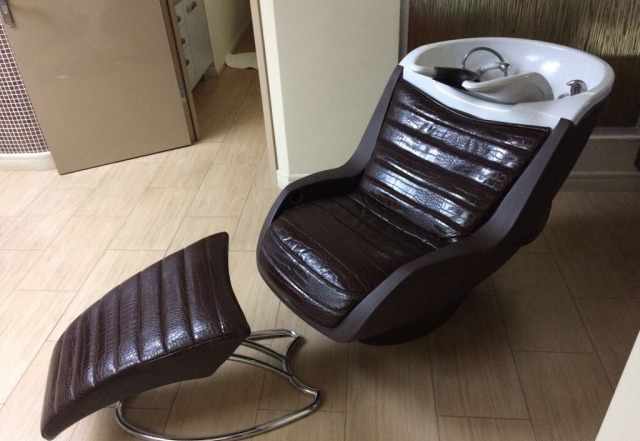 Парикмахерские кресла и зеркала