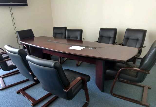 Переговорный стол со стульями