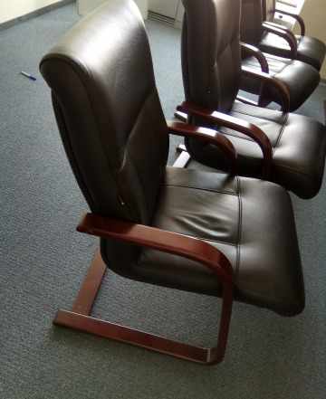 Переговорный стол со стульями