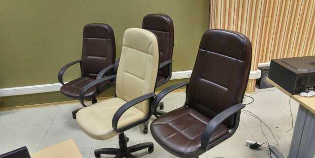 Хорошие кресла для офиса (под кожу, от 1 до 4 шт.)