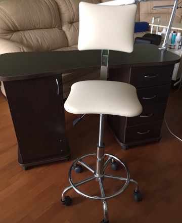 Маникюрный стол и стул мастера