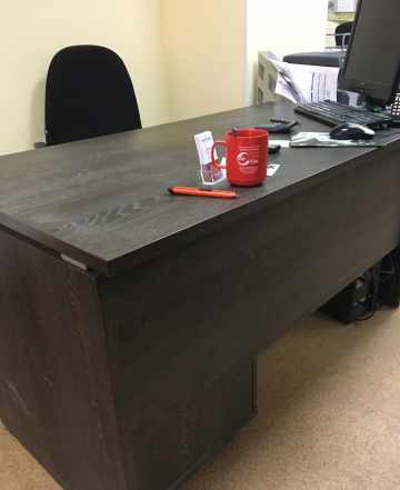  офисные столы и тумбы для персонала