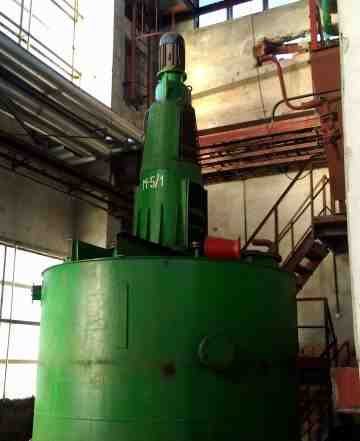 Вертикальный реактор с перемешивающим устройством