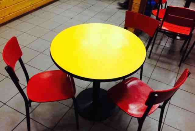 Столы и стулья в ресторан