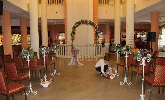 Свадебная арка и цветочные стойки
