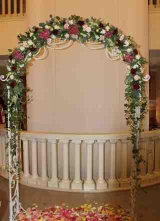 Свадебная арка и цветочные стойки