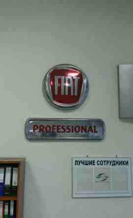 Реклама Fiat (интерьерный логотип)