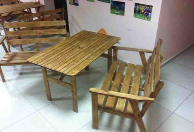 Деревянные столы со скамейками для бара