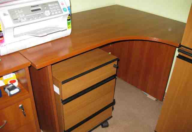 Письменный стол (угловой), офисный, цвет орех