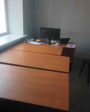  офисные столы и шкаф