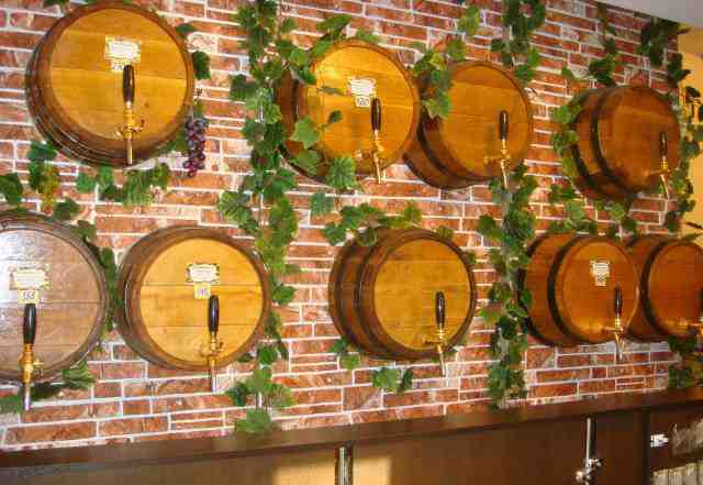  декорированные стенды для продажи вина