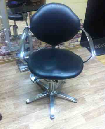 Стильное кресло для парикмахера