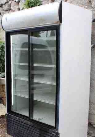 Холодильный шкаф под окном