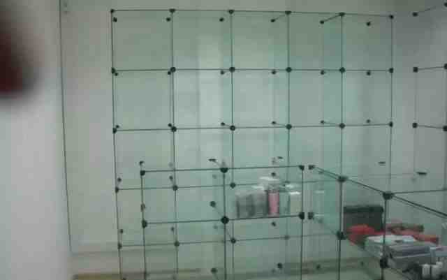 Стеклянные витрины(кубы), шкафы с полками