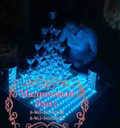 Стол с подсветкой для пирамиды шампанского