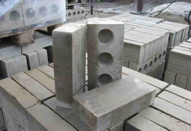 Станок для изготовления строит. блоков из глины