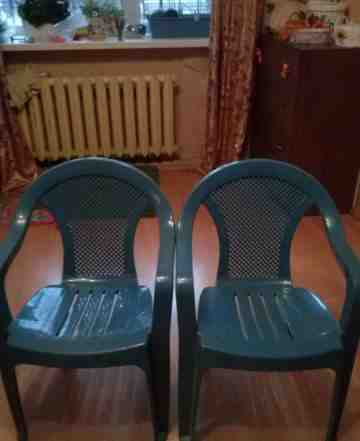 2 пластиковых стула