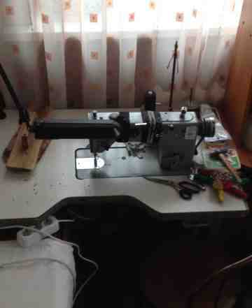 Швейная машинка с рабочим столом