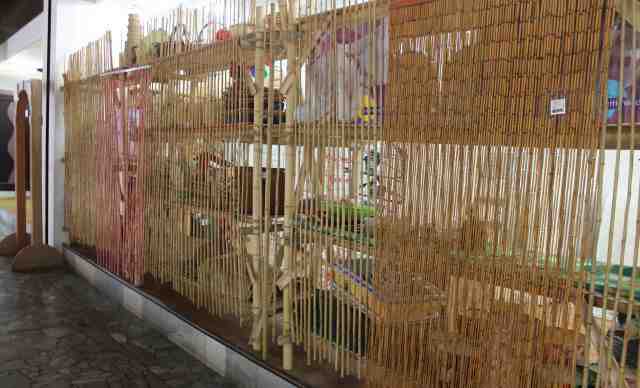Бамбуковые стеллажи