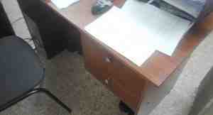 Стол офисный б/у с встроенной тумбой (2 ящика)